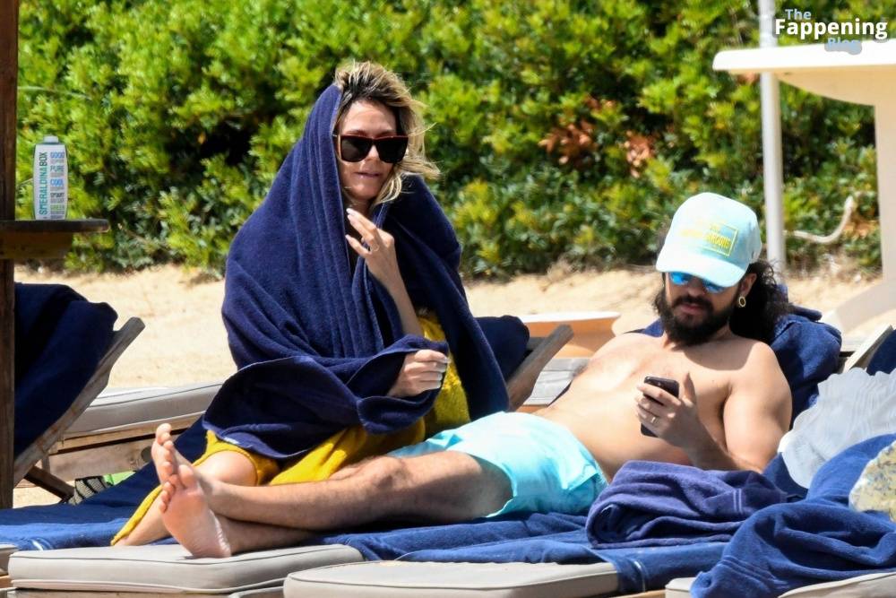 Heidi Klum Displays Her Nude Tits on the Beach in Sardinia (20 Photos) - #12