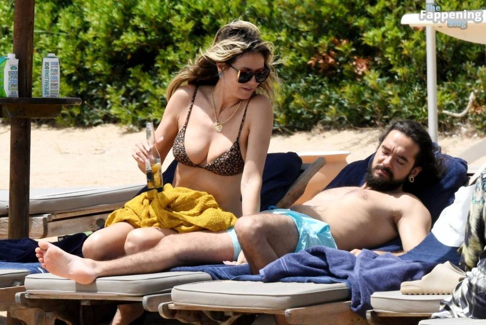 Heidi Klum Displays Her Nude Tits on the Beach in Sardinia (20 Photos) - #7