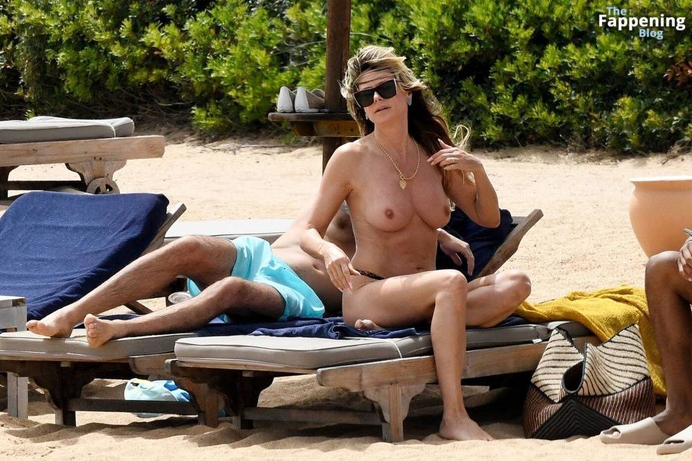 Heidi Klum Displays Her Nude Tits on the Beach in Sardinia (20 Photos) - #2