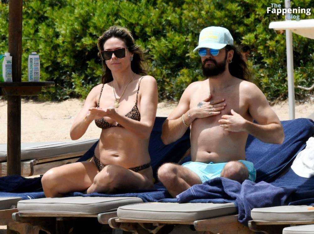 Heidi Klum Displays Her Nude Tits on the Beach in Sardinia (20 Photos) - #11