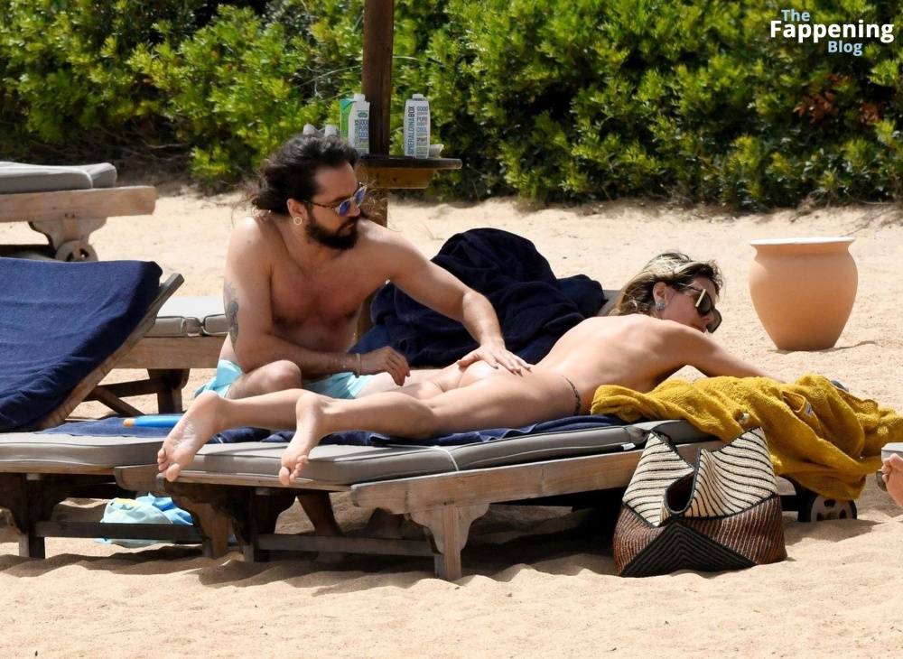 Heidi Klum Displays Her Nude Tits on the Beach in Sardinia (20 Photos) - #3