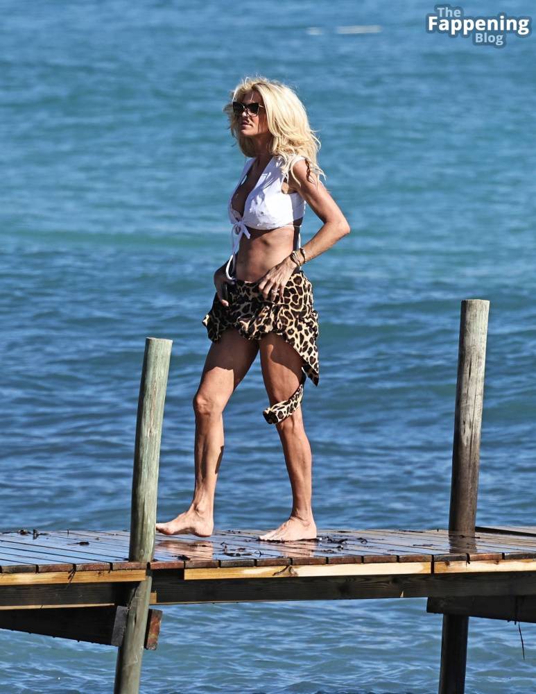 Victoria Silvstedt Looks Sexy in Ibiza (27 Photos) - #26