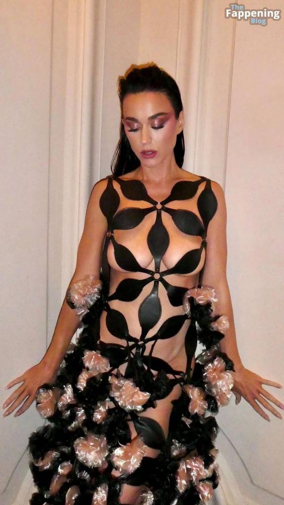Katy Perry Displays Her Sexy Boobs at the Vogue World: Paris Fashion Show (50 Photos) - #15