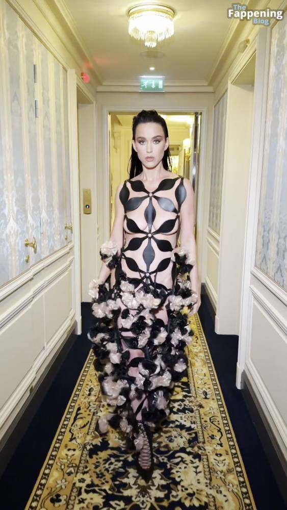 Katy Perry Displays Her Sexy Boobs at the Vogue World: Paris Fashion Show (50 Photos) - #27