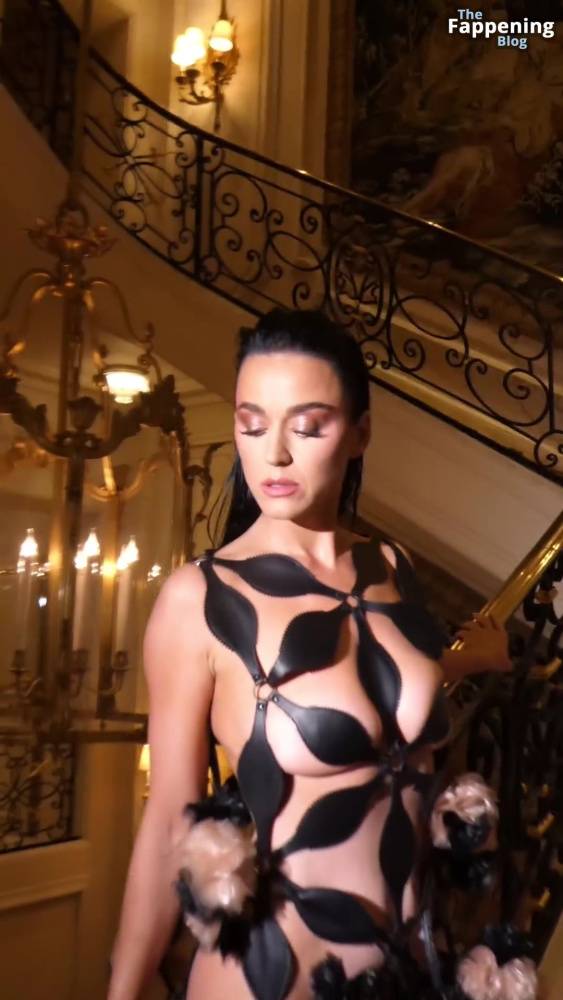 Katy Perry Displays Her Sexy Boobs at the Vogue World: Paris Fashion Show (50 Photos) - #20