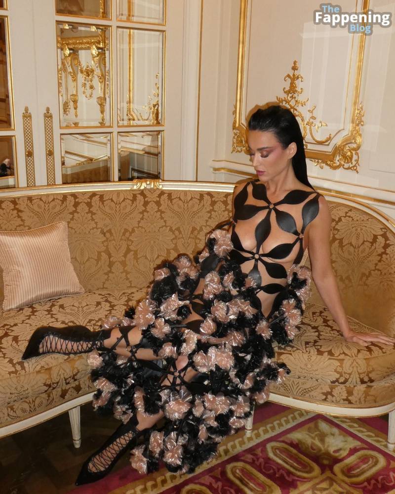 Katy Perry Displays Her Sexy Boobs at the Vogue World: Paris Fashion Show (50 Photos) - #13