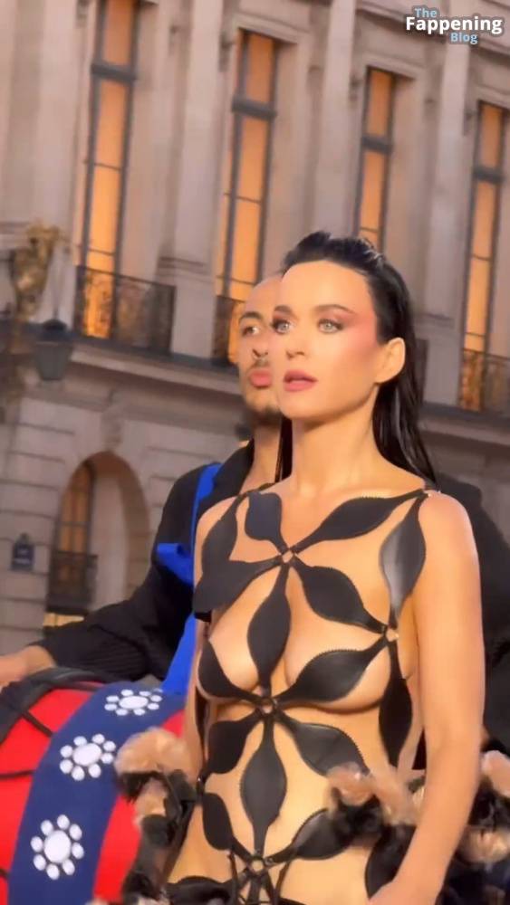 Katy Perry Displays Her Sexy Boobs at the Vogue World: Paris Fashion Show (50 Photos) - #7
