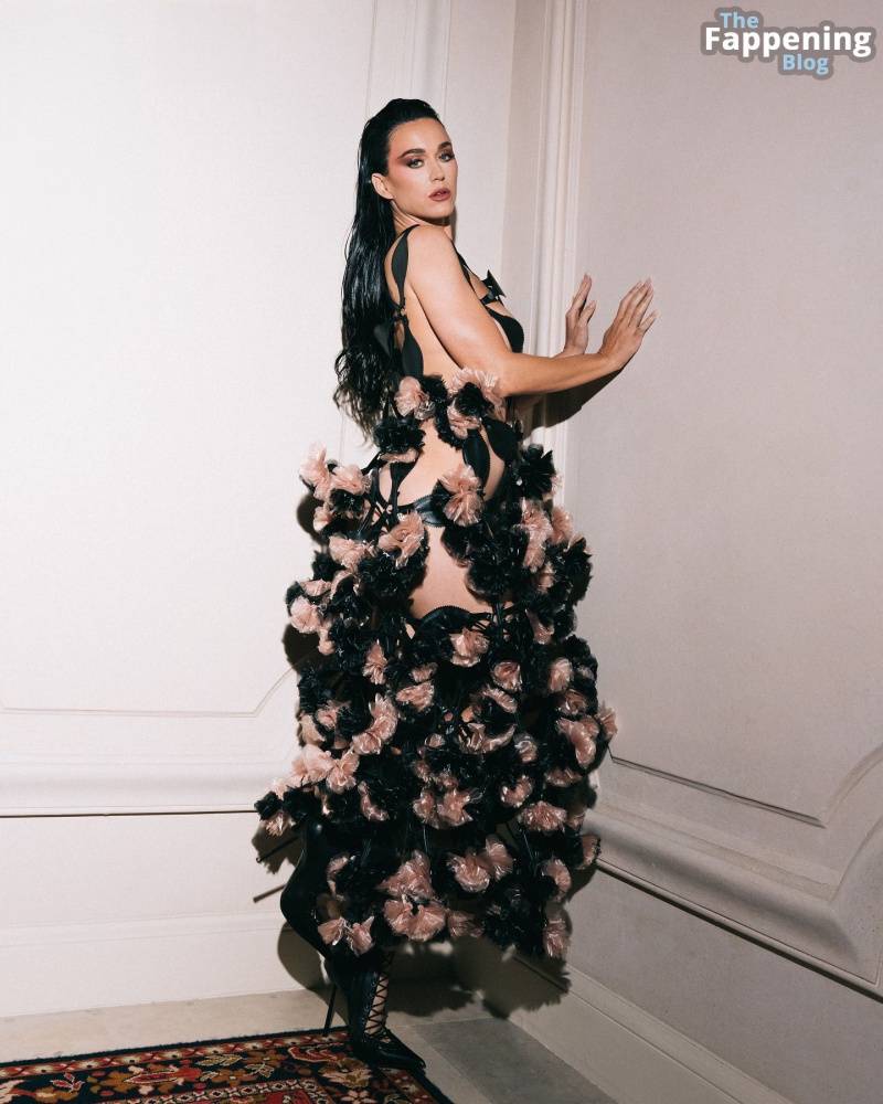 Katy Perry Displays Her Sexy Boobs at the Vogue World: Paris Fashion Show (50 Photos) - #5