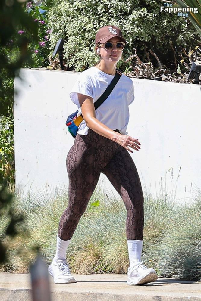 Jessica Alba Shows Off Her Sexy Butt Wearing Leggings in Beverly Hills (23 Photos) - #1