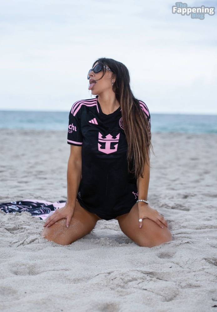 Claudia Romani Shows Off Her Famous Booty on the Beach (18 Photos) - #4