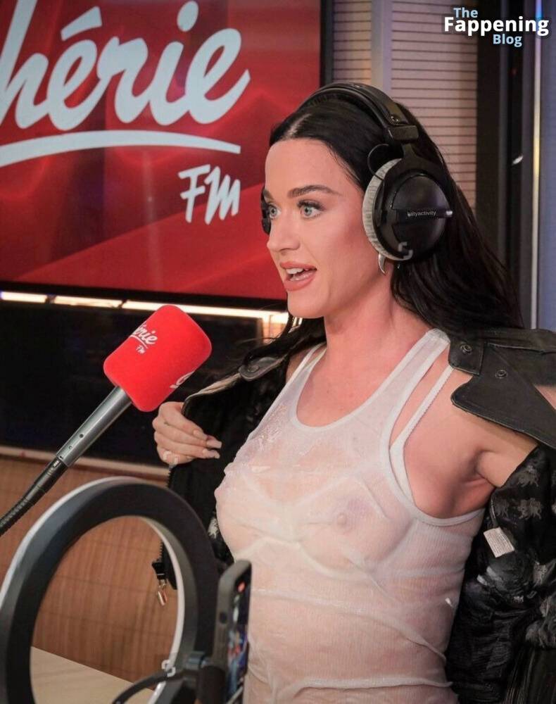 Katy Perry Flashes Her Nude Tits (3 Photos) - #1
