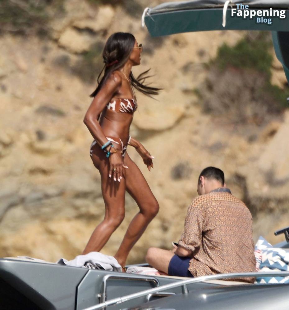 Naomi Campbell, Michelle Rodriguez, Eisa Gonzalez and Afef Jnifen are Seen Out on Holiday in Ibiza (155 Photos) - #9