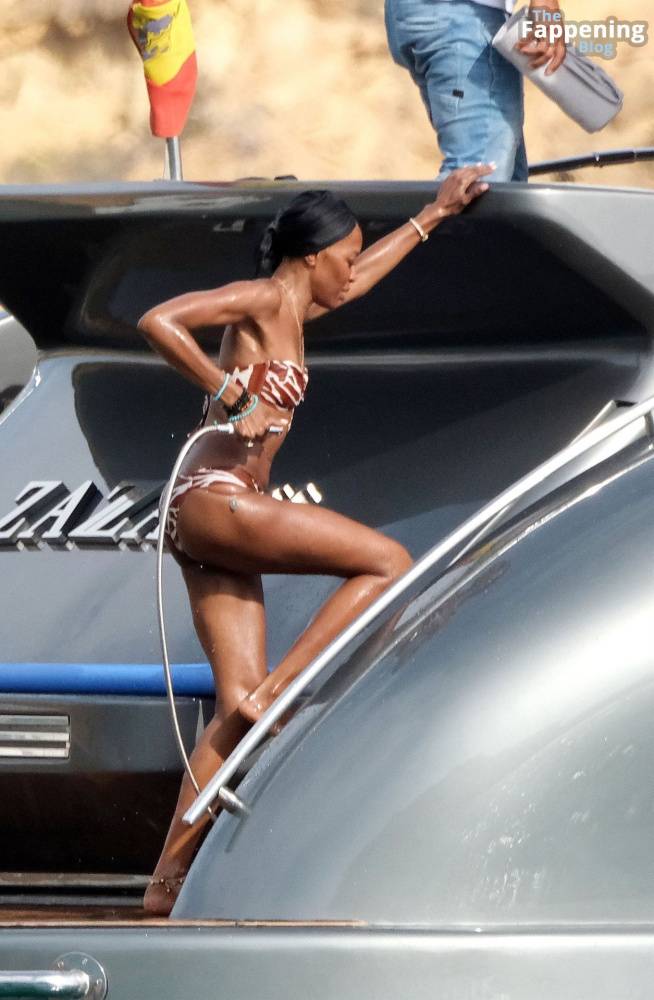 Naomi Campbell, Michelle Rodriguez, Eisa Gonzalez and Afef Jnifen are Seen Out on Holiday in Ibiza (155 Photos) - #13