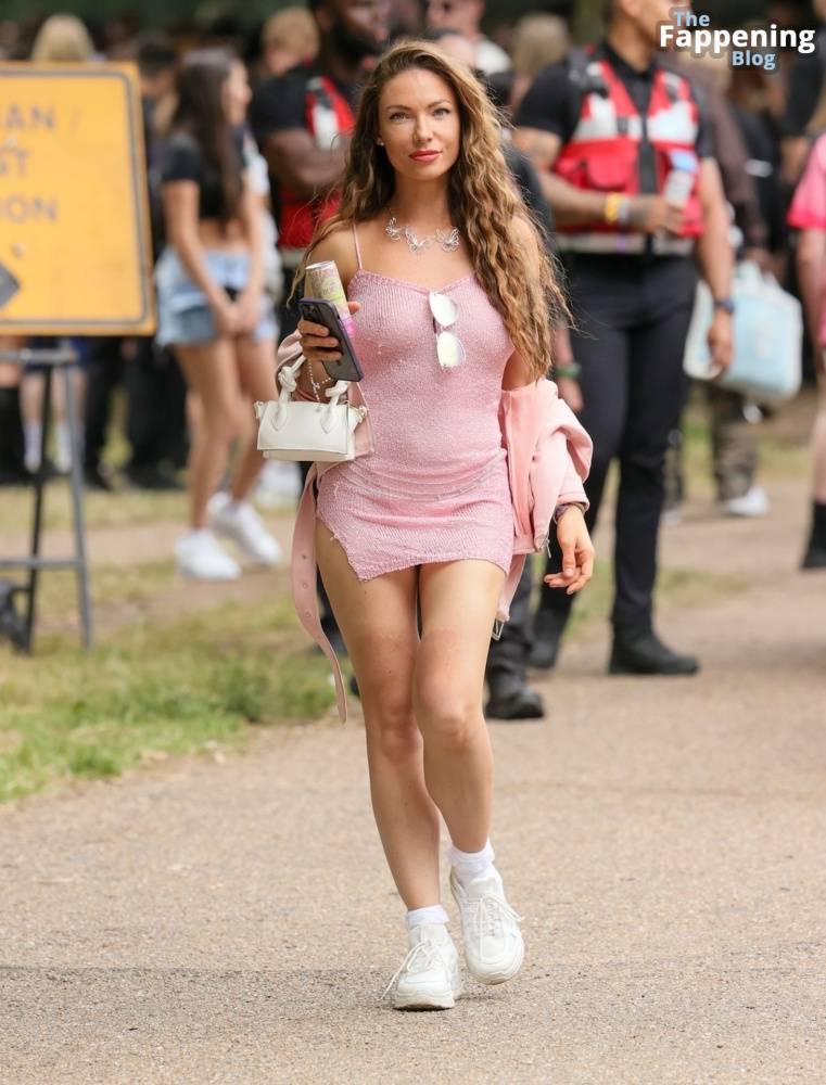 April Banbury & Whitney Hughes Display Their Boobs at Wireless Festival in London (21 Photos) - #19