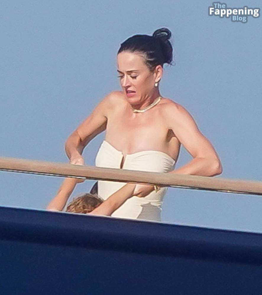 Katy Perry Enjoys Her Summer Holidays in St-Tropez (8 Photos) - #5