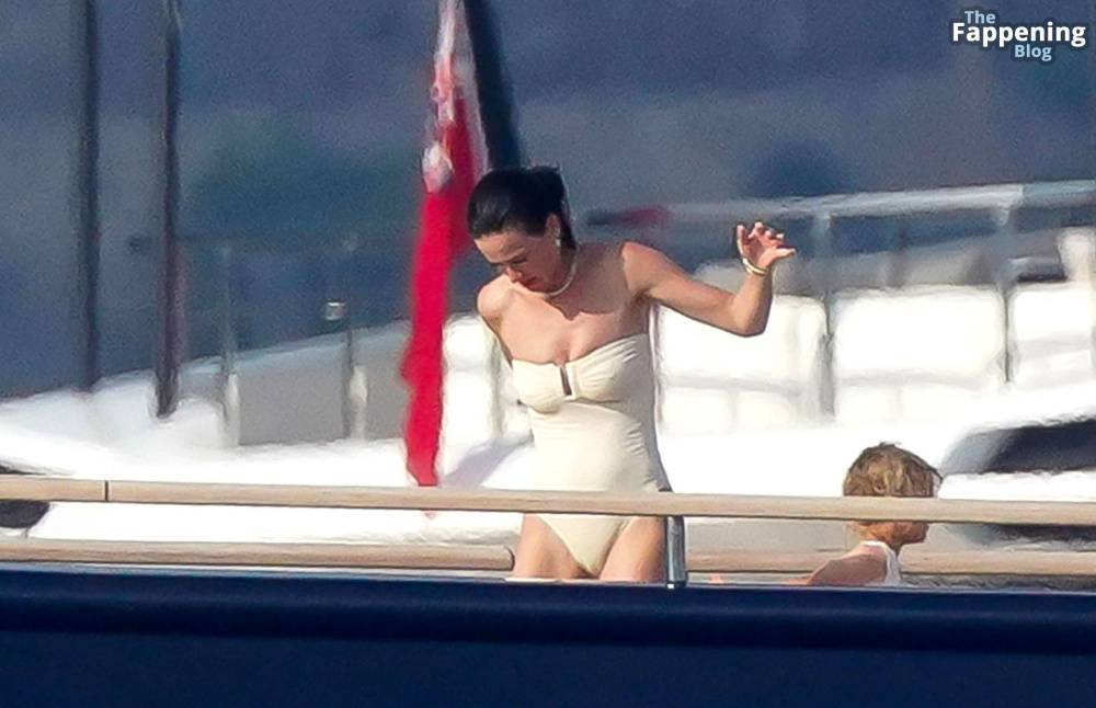 Katy Perry Enjoys Her Summer Holidays in St-Tropez (8 Photos) - #7