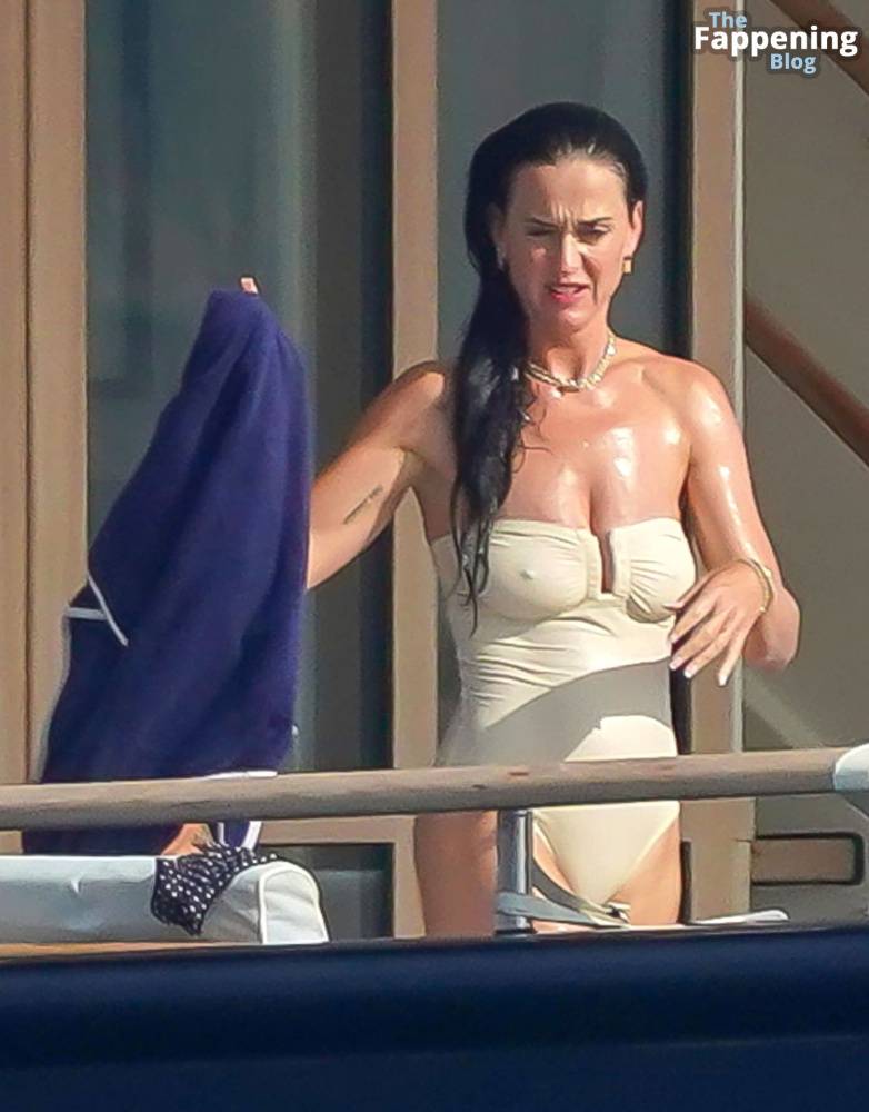 Katy Perry Enjoys Her Summer Holidays in St-Tropez (8 Photos) - #3