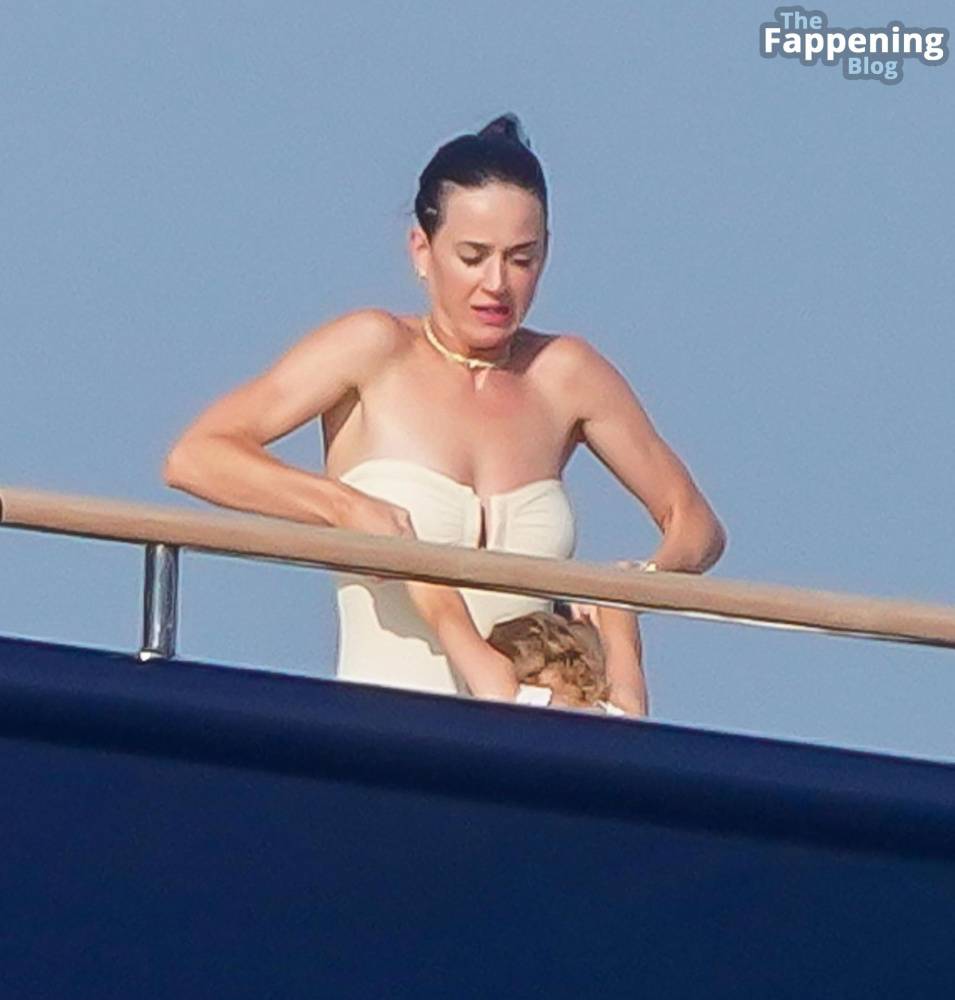 Katy Perry Enjoys Her Summer Holidays in St-Tropez (8 Photos) - #2