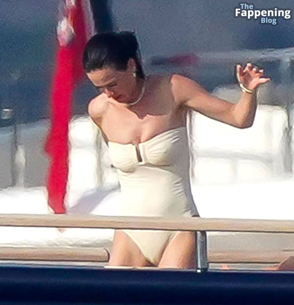 Katy Perry Enjoys Her Summer Holidays in St-Tropez (8 Photos) - #6