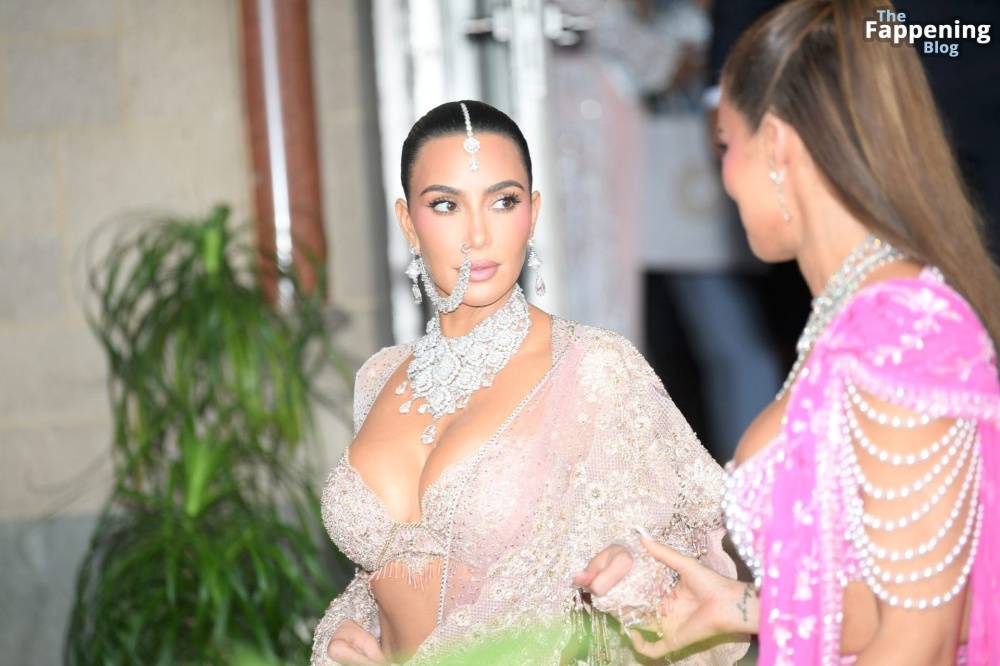 Kim Kardashian & Khloe Kardashian Look Sexy at Anant Ambani’s Wedding (22 Photos) - #14