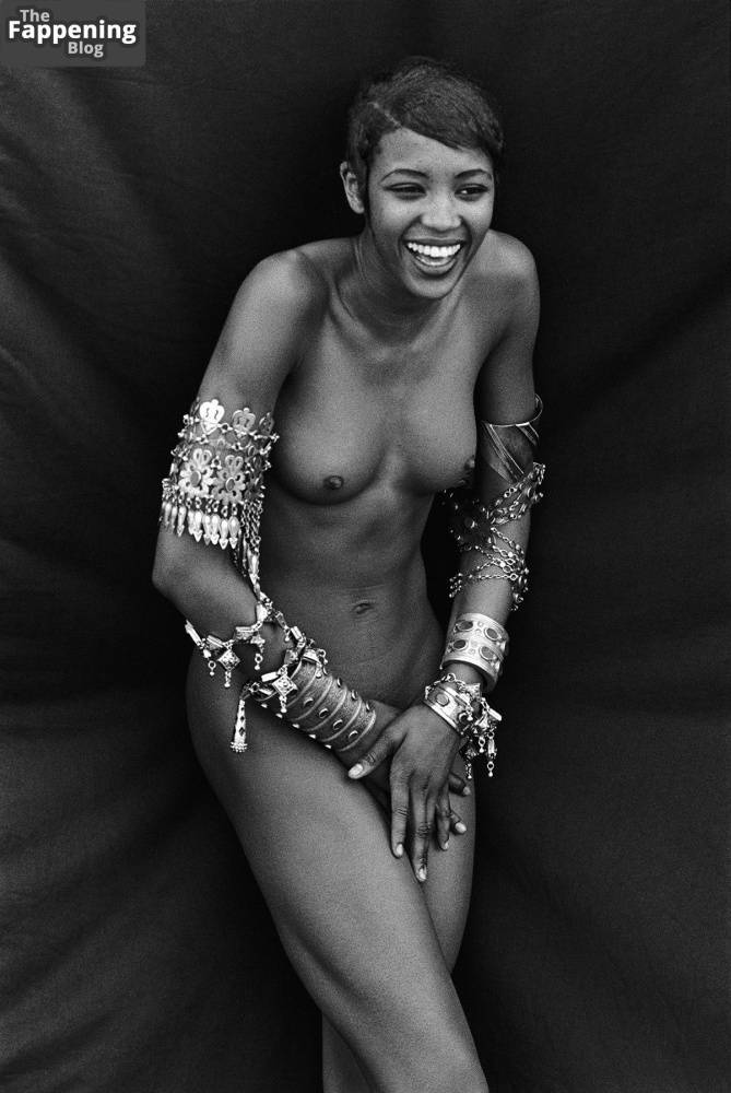 Naomi Campbell Nude & Sexy Collection (12 Photos) - #3