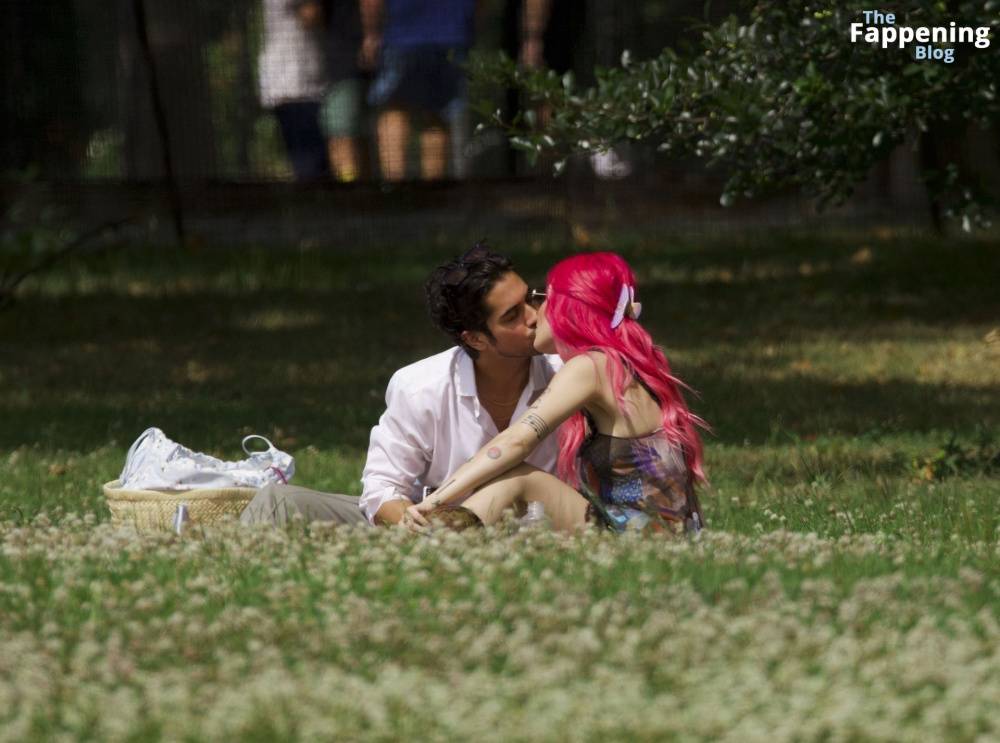 Halsey & Avan Jogia Enjoy Their Romantic Picnic in New York (44 Photos) - #13