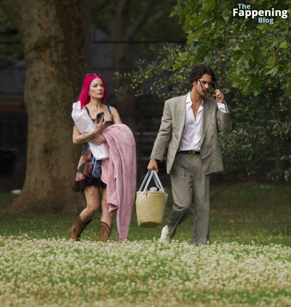 Halsey & Avan Jogia Enjoy Their Romantic Picnic in New York (44 Photos) - #19