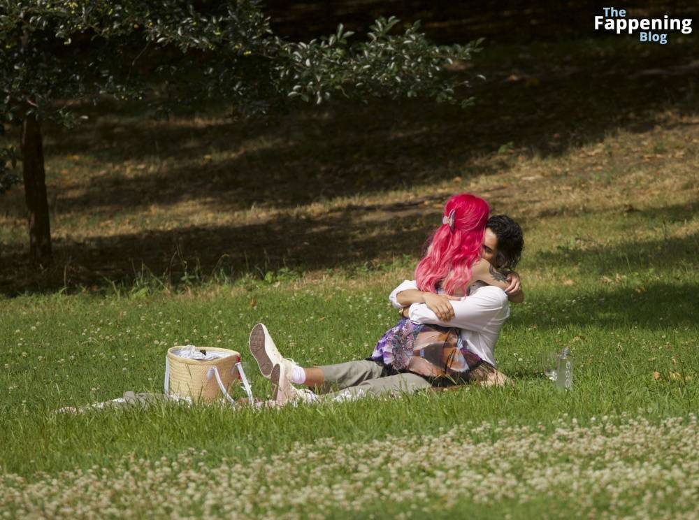 Halsey & Avan Jogia Enjoy Their Romantic Picnic in New York (44 Photos) - #29