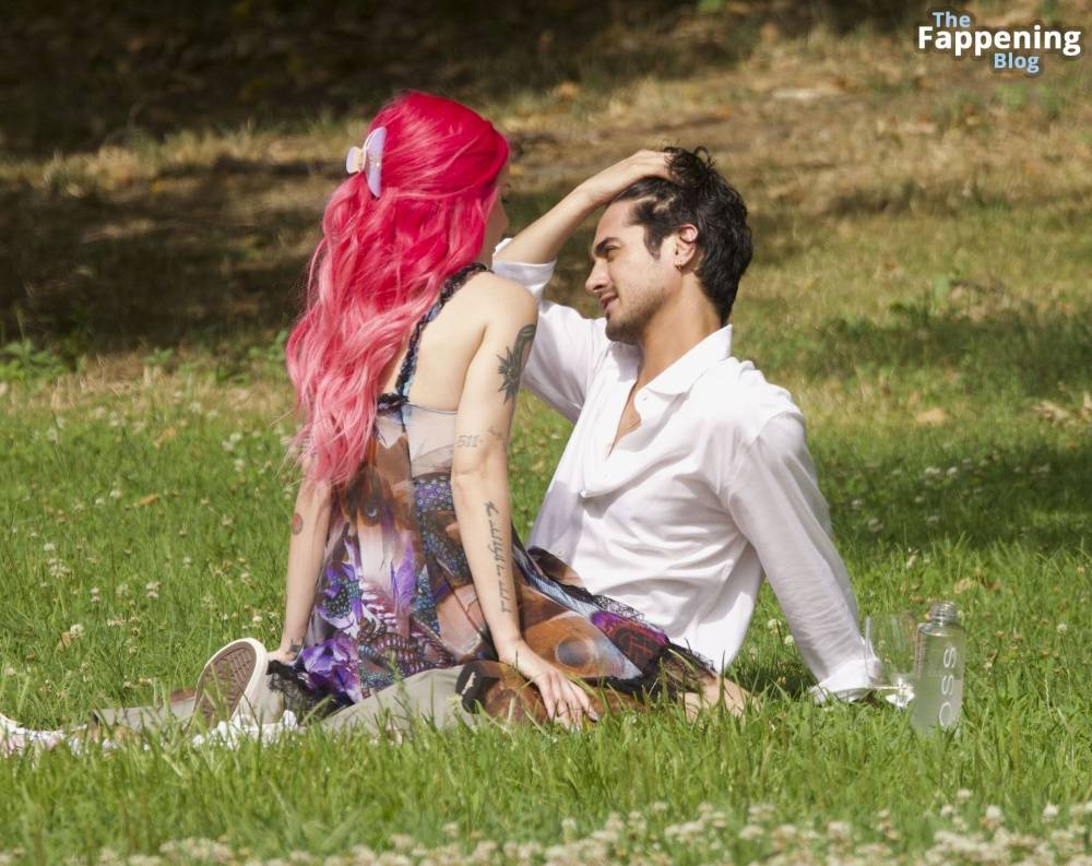 Halsey & Avan Jogia Enjoy Their Romantic Picnic in New York (44 Photos) - #30