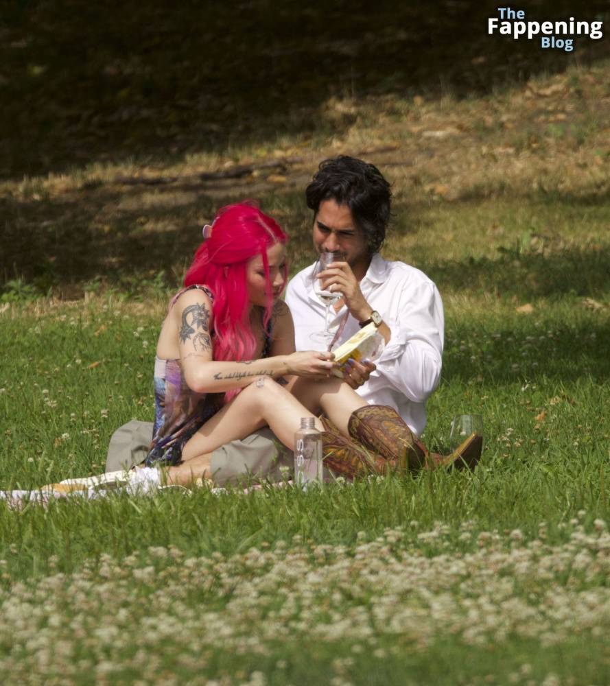 Halsey & Avan Jogia Enjoy Their Romantic Picnic in New York (44 Photos) - #25