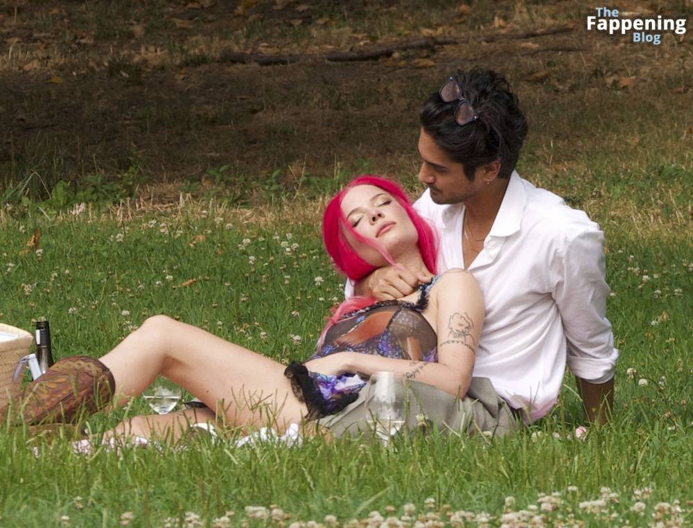 Halsey & Avan Jogia Enjoy Their Romantic Picnic in New York (44 Photos) - #18