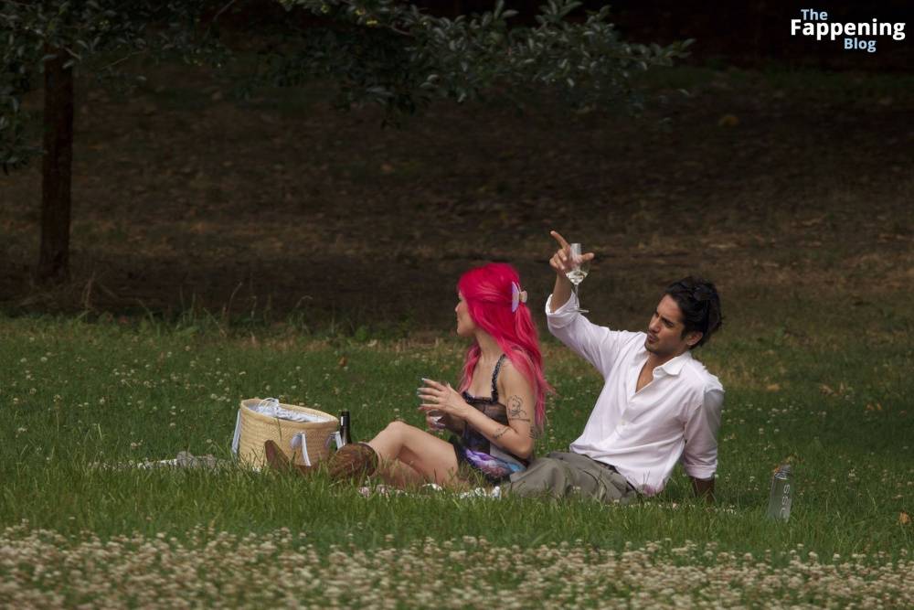 Halsey & Avan Jogia Enjoy Their Romantic Picnic in New York (44 Photos) - #11