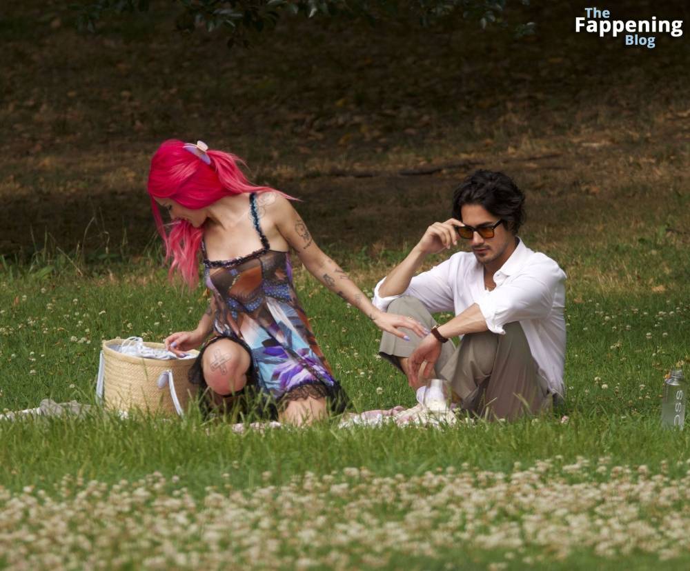 Halsey & Avan Jogia Enjoy Their Romantic Picnic in New York (44 Photos) - #10