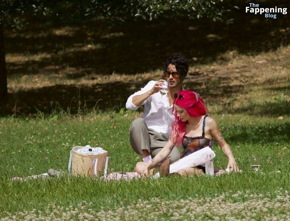 Halsey & Avan Jogia Enjoy Their Romantic Picnic in New York (44 Photos) - #22