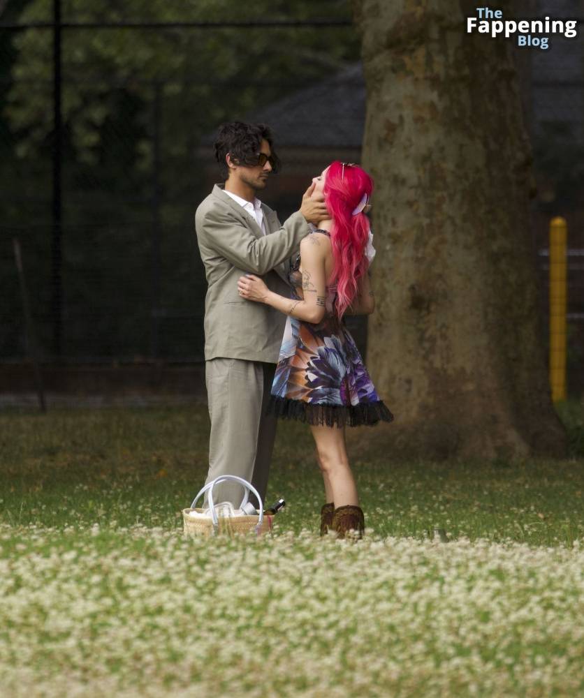 Halsey & Avan Jogia Enjoy Their Romantic Picnic in New York (44 Photos) - #17