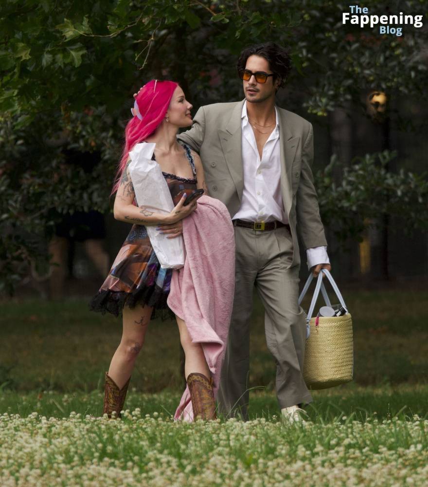 Halsey & Avan Jogia Enjoy Their Romantic Picnic in New York (44 Photos) - #15