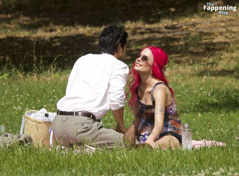 Halsey & Avan Jogia Enjoy Their Romantic Picnic in New York (44 Photos) - #23