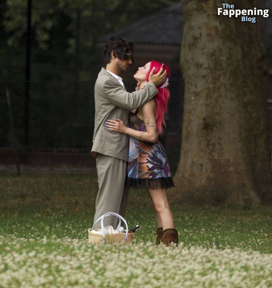 Halsey & Avan Jogia Enjoy Their Romantic Picnic in New York (44 Photos) - #12