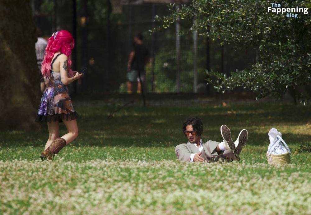 Halsey & Avan Jogia Enjoy Their Romantic Picnic in New York (44 Photos) - #6