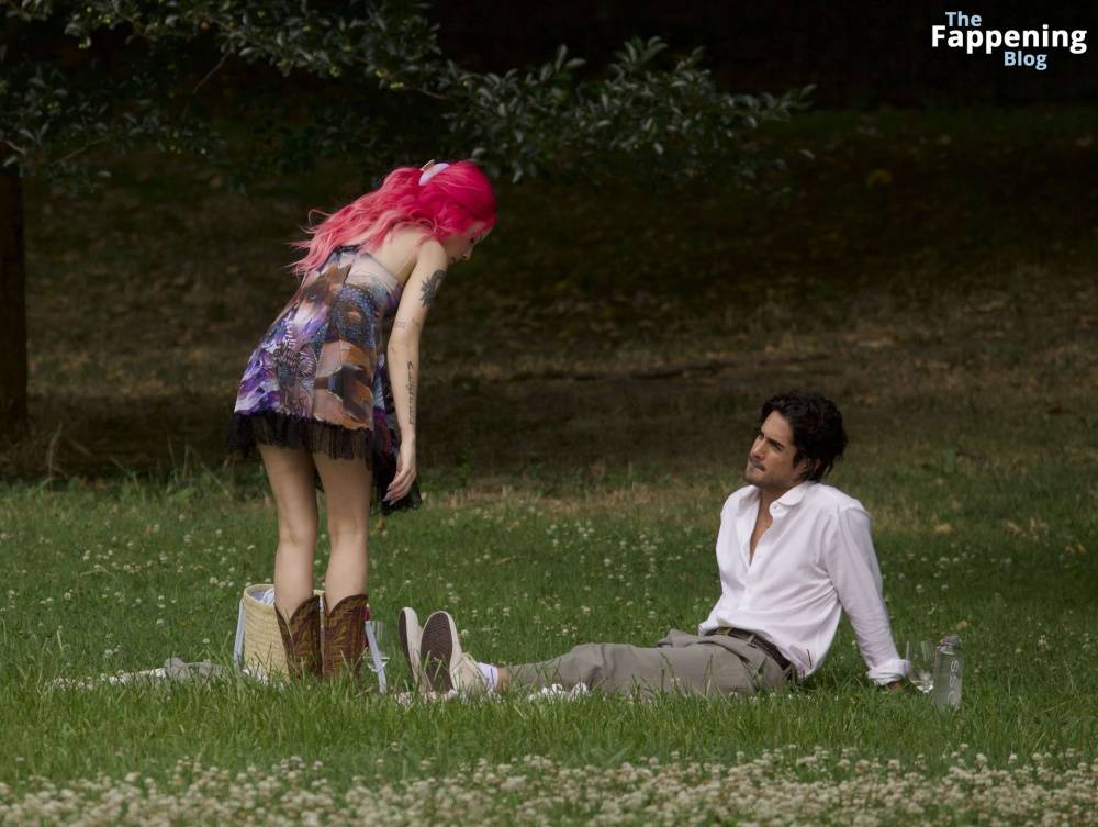 Halsey & Avan Jogia Enjoy Their Romantic Picnic in New York (44 Photos) - #9