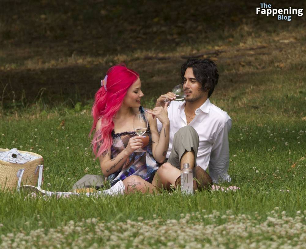 Halsey & Avan Jogia Enjoy Their Romantic Picnic in New York (44 Photos) - #26