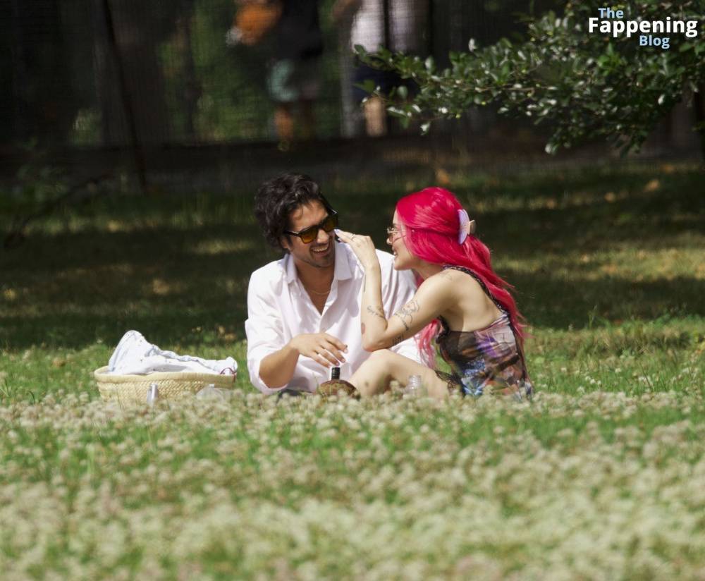 Halsey & Avan Jogia Enjoy Their Romantic Picnic in New York (44 Photos) - #21