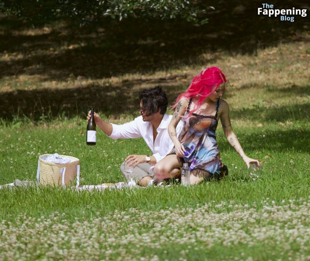 Halsey & Avan Jogia Enjoy Their Romantic Picnic in New York (44 Photos) - #24