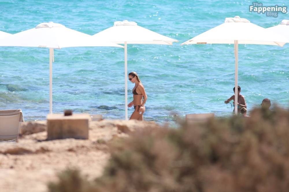 Lila Grace Moss Flaunts Her Sexy Slender Figure in Formentera (65 Photos) - #26