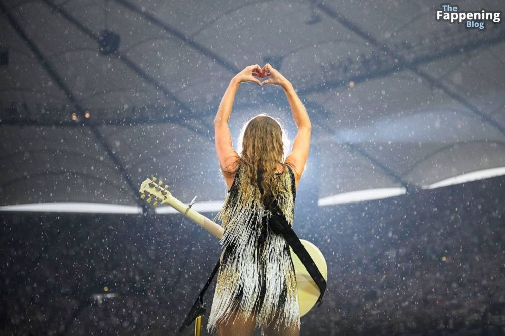 Taylor Swift Performs in Hamburg (41 Photos) - #4