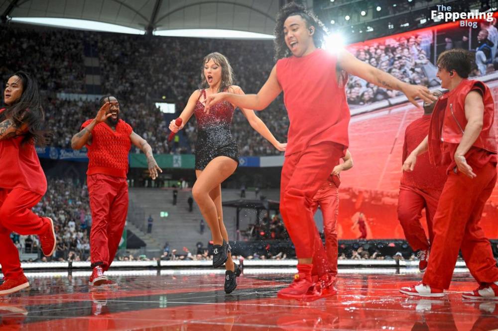 Taylor Swift Performs in Hamburg (41 Photos) - #5