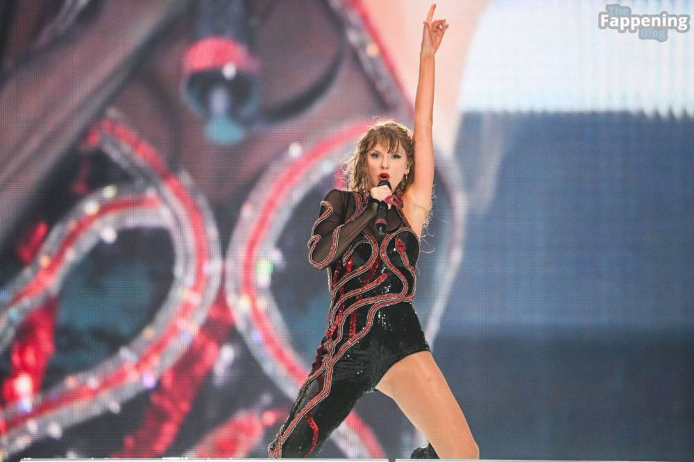 Taylor Swift Performs in Hamburg (41 Photos) - #16