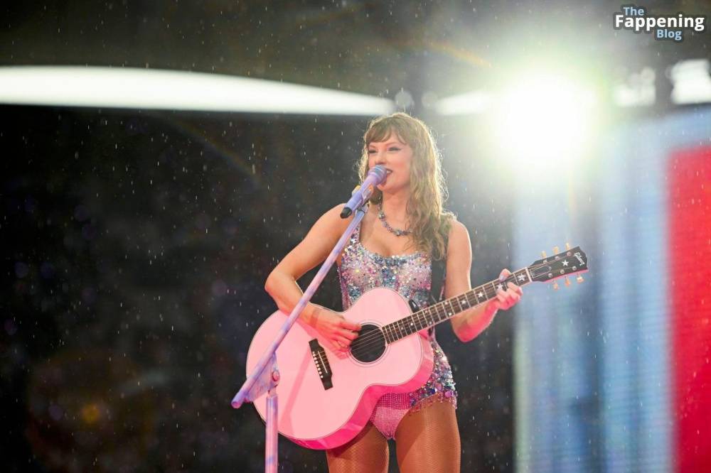 Taylor Swift Performs in Hamburg (41 Photos) - #2