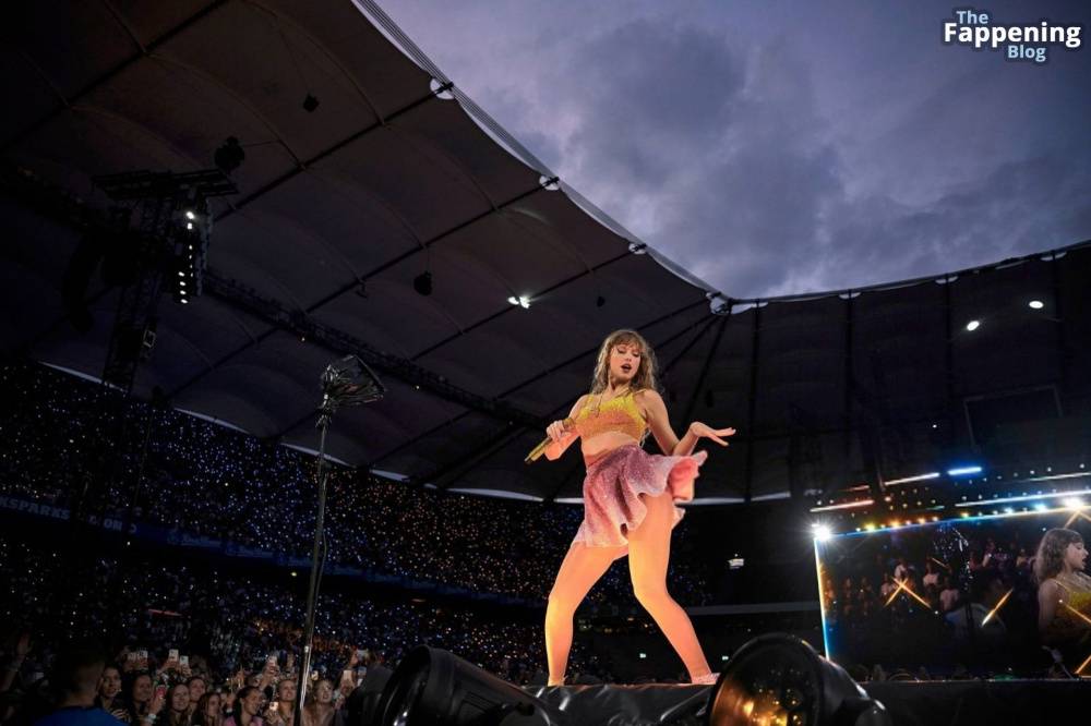 Taylor Swift Performs in Hamburg (41 Photos) - #29