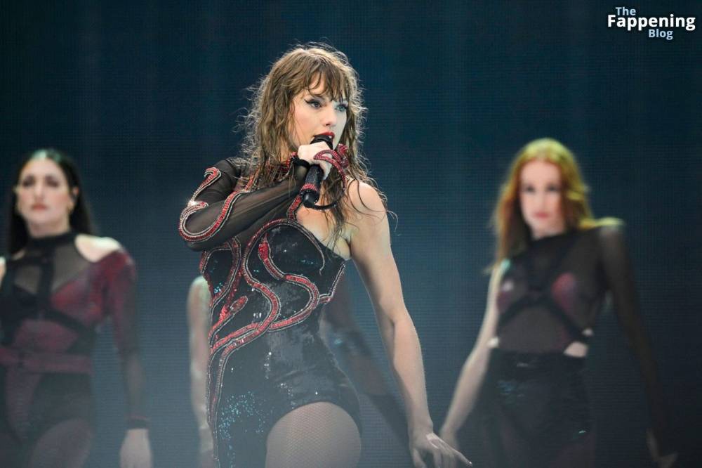 Taylor Swift Performs in Hamburg (41 Photos) - #21